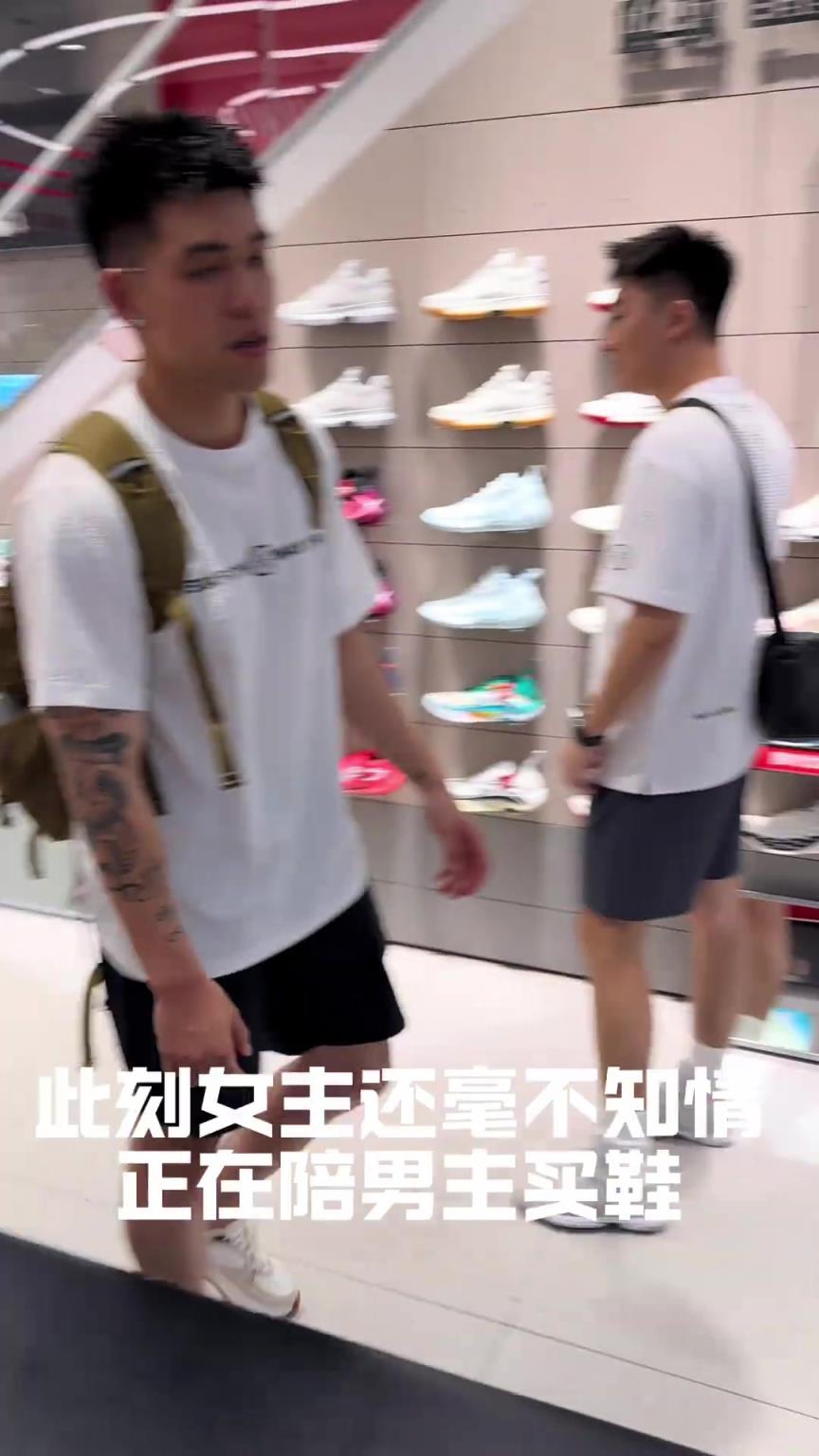 李寧拉塞爾中國行期間，Dlo現身粉絲求婚現場送上美好祝愿。