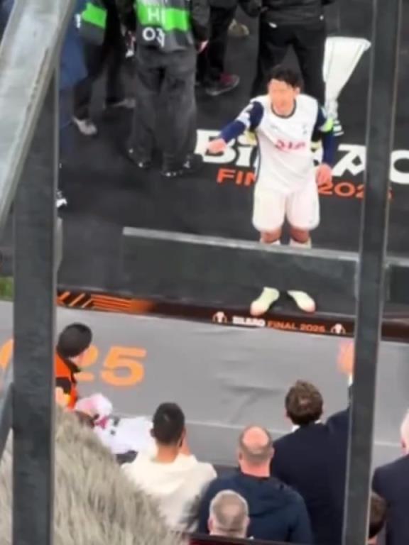 賽后孫興慜找看臺韓國球迷要了韓國國旗，身披韓國國旗慶祝奪冠！