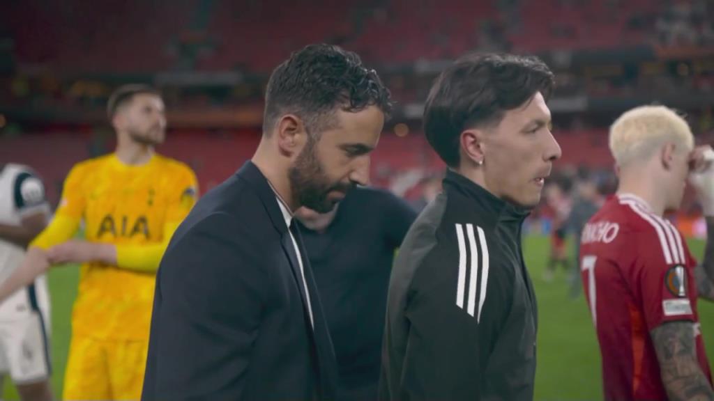 在想什么呢？阿莫林領取獎牌低頭思考！