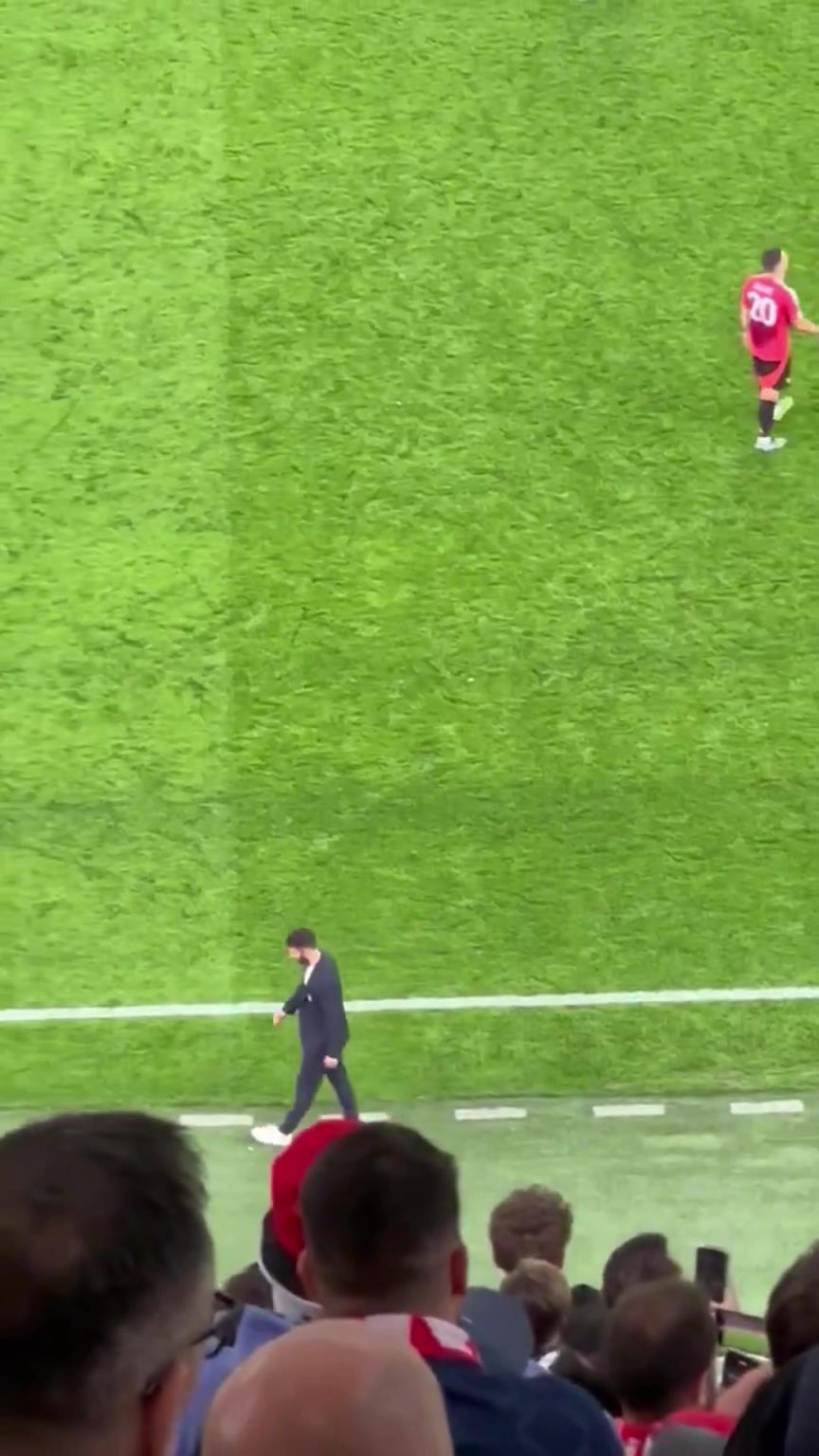 敗局已定比賽還沒結束,阿莫林就已經低頭沒有看向場內