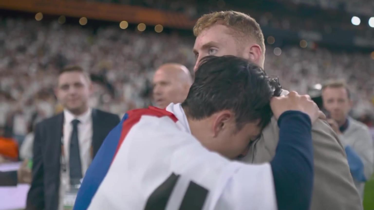 10年熱刺生涯首次奪冠！孫興慜賽后身披韓國國旗抱著隊友痛哭！