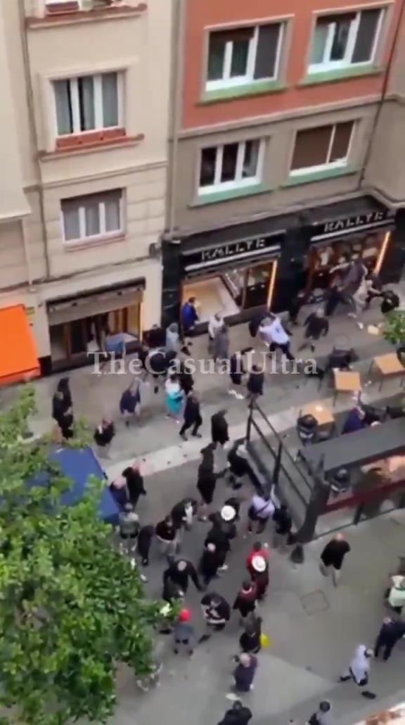 激烈冲突！曼联球迷 热刺球迷在毕尔巴鄂街头干起来了
