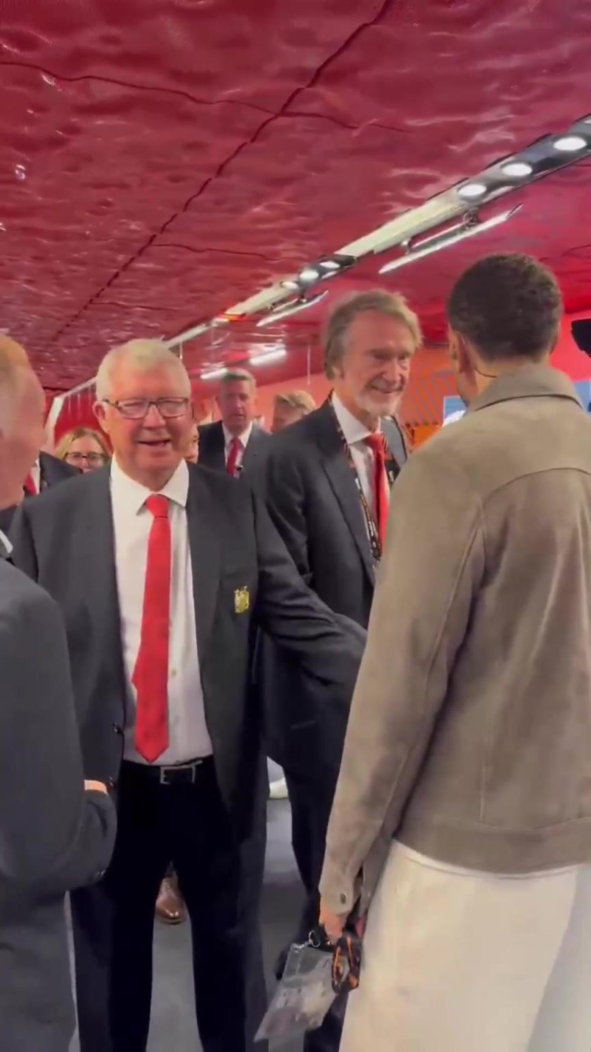 擔任歐聯決賽解說員！費迪南德與斯科爾斯和兩位重量級大佬見面！