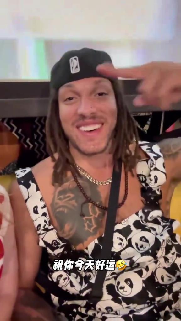 反差猛男戈登身穿可愛熊貓背帶褲 胸前猩猩紋身搶鏡