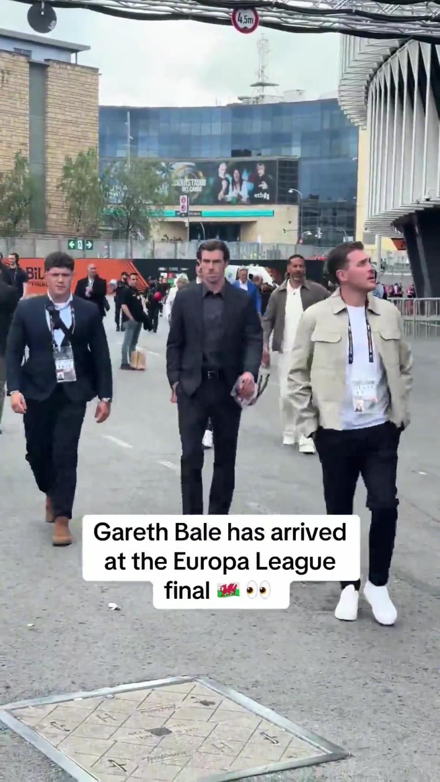 貝爾抵達(dá)歐聯(lián)杯決賽！費迪南德和貝爾巴托夫在他身后！