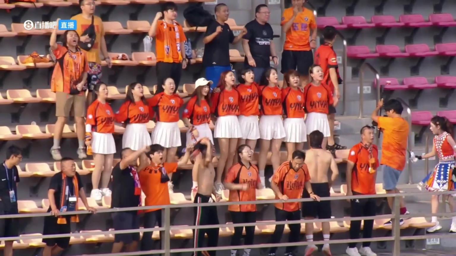 補時絕殺！云南遠征小白裙女球迷跳著慶祝
