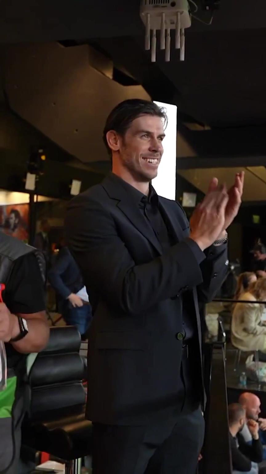 熱刺進(jìn)球后,看臺(tái)貝爾起立鼓掌許久!