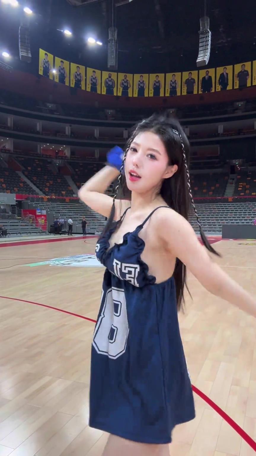 啦啦隊小姐姐真空上陣!Bro!這還拿不下你嗎?