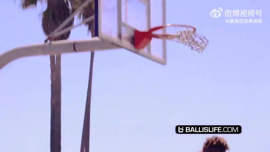 退役后的霍華德，這身材管理真的太棒了！旁邊拍照的妹子目不轉睛