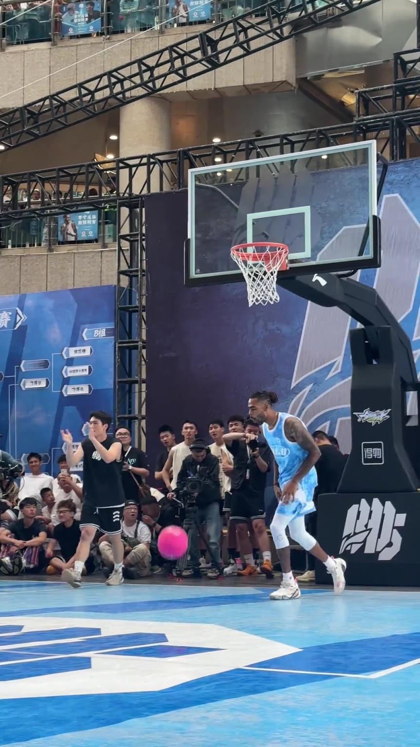 拉塞爾陪大家玩兒了一會兒,真以為他是水拉了