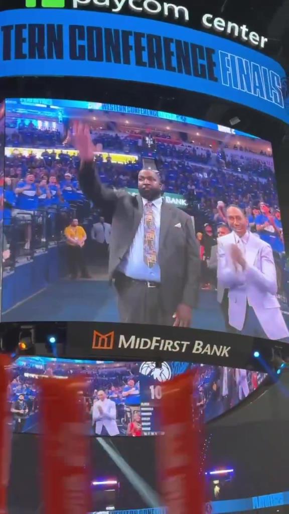 有排面啊!帕金斯觀戰雷霆,主場播放高光集錦&雷蜜起立鼓掌