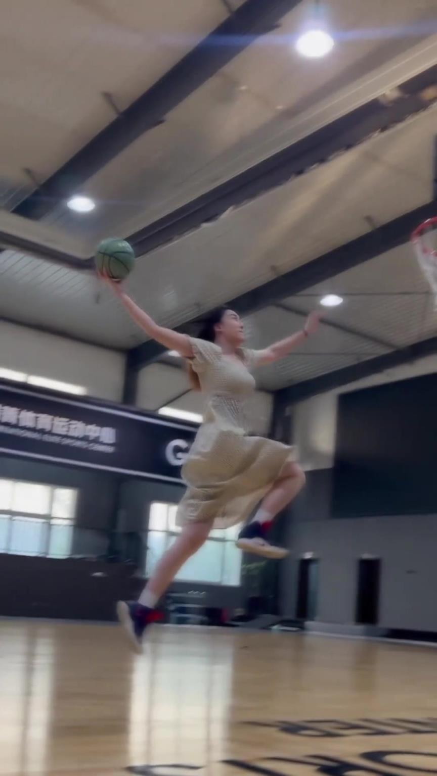 不是……她真會啊!!長裙女生單手抓球滑翔劈扣