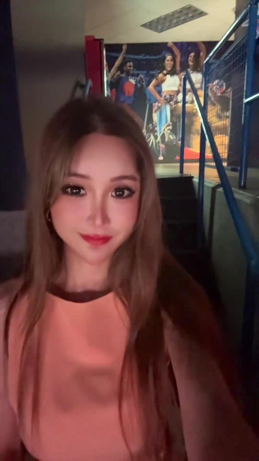 這現場氛圍簡直炸裂！美女記者周玲安曬雷霆主場 一片藍色的海洋