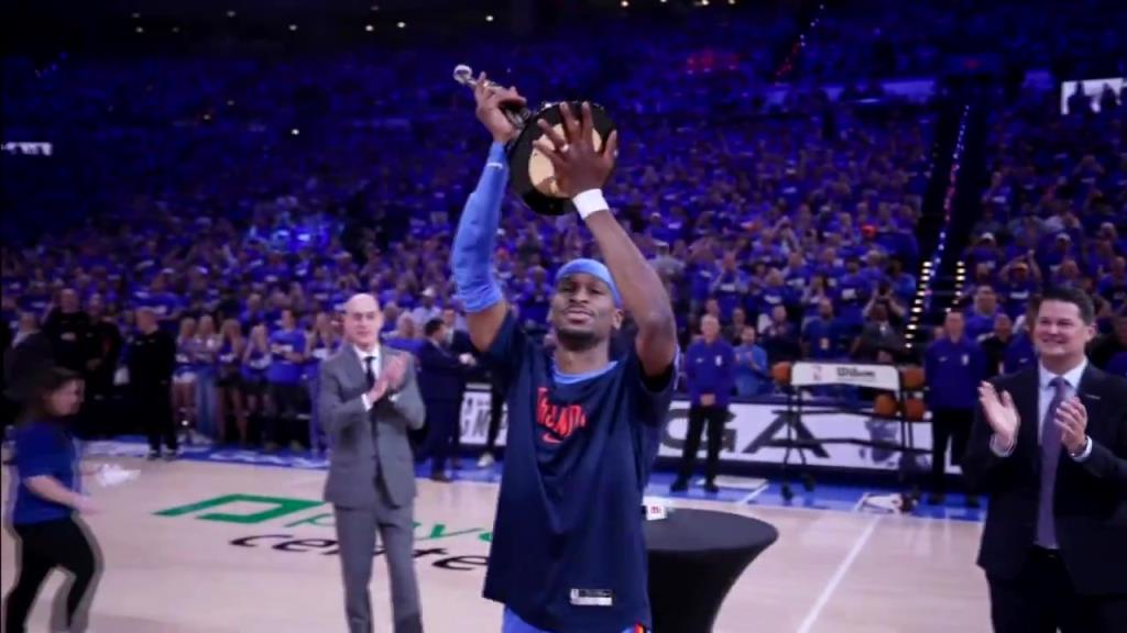 獎杯全新造型如何？亞歷山大捧起本賽季常規賽MVP獎杯！！