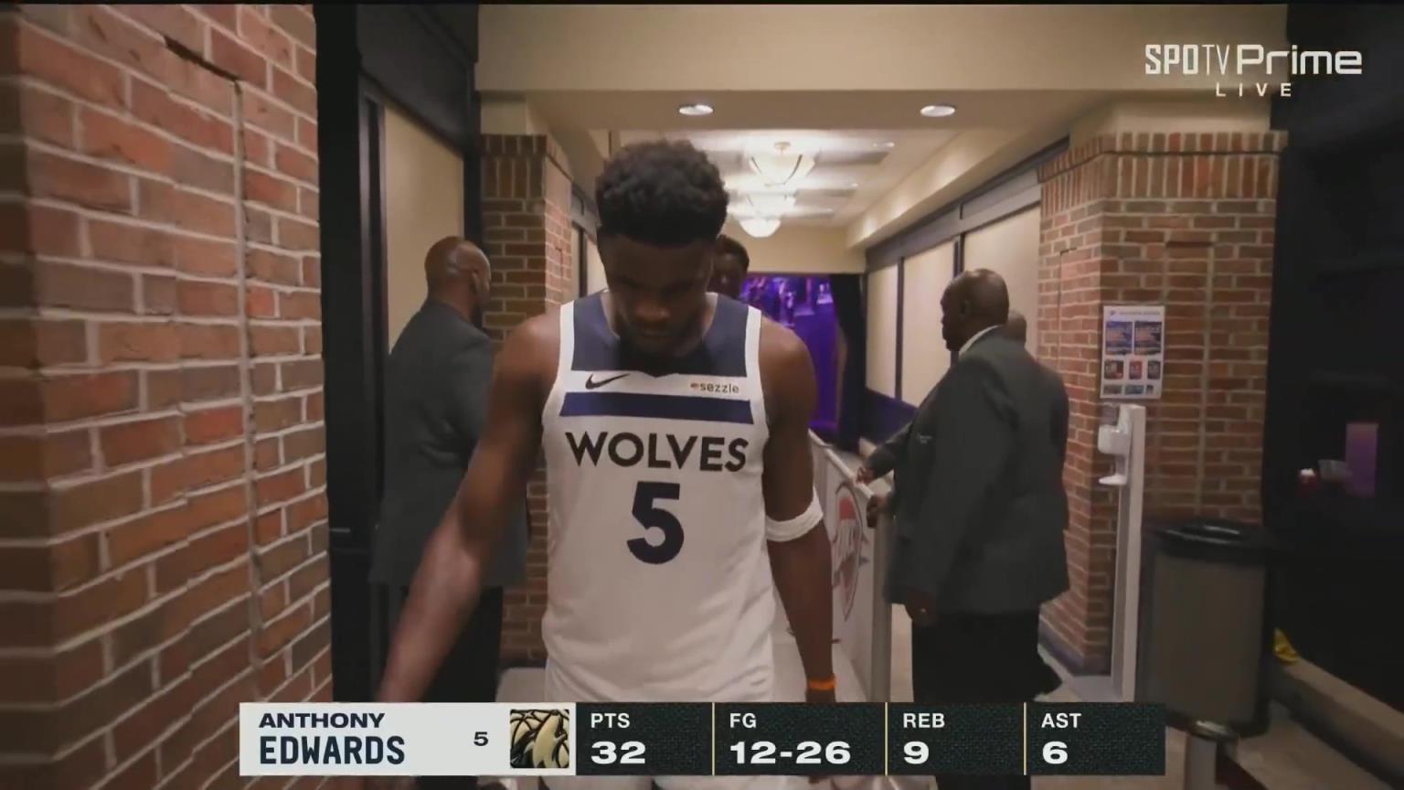 西決大比分0-2落后!愛德華茲&蘭德爾賽后低頭離場,難掩失落