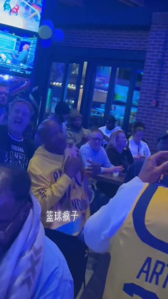 哈利的父亲在步行者队逆转取胜后模仿窒息手势！
