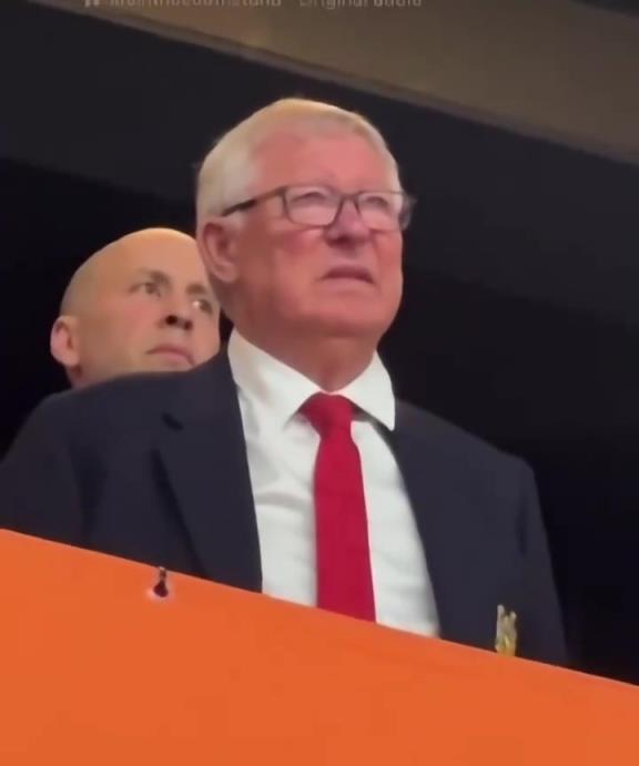 曼聯輸掉歐聯決賽后,弗格森望向場內,表情很是難看