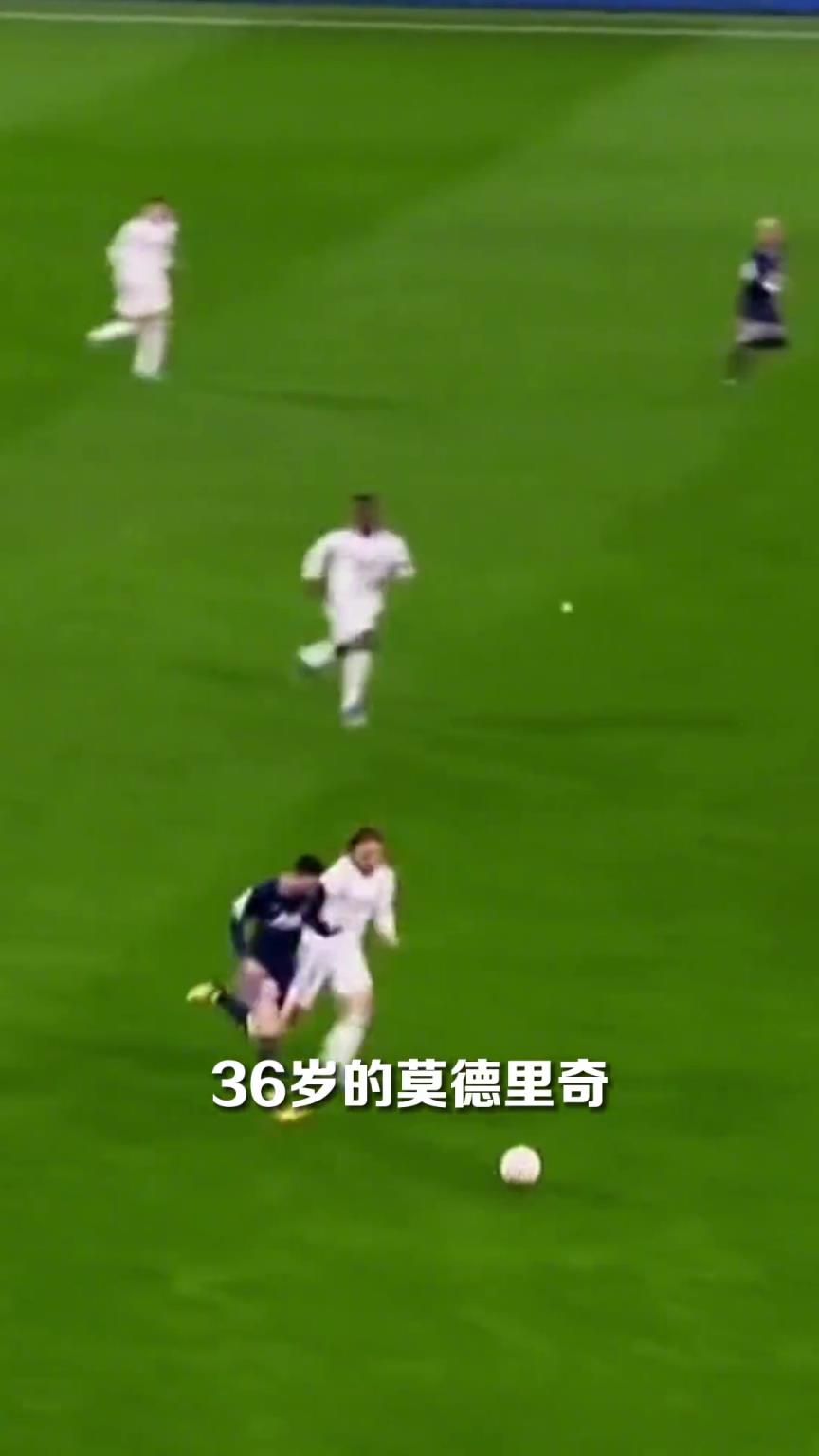 淚目！當年36歲魔笛回追梅西，張路實事求是講：這球鏟得真好