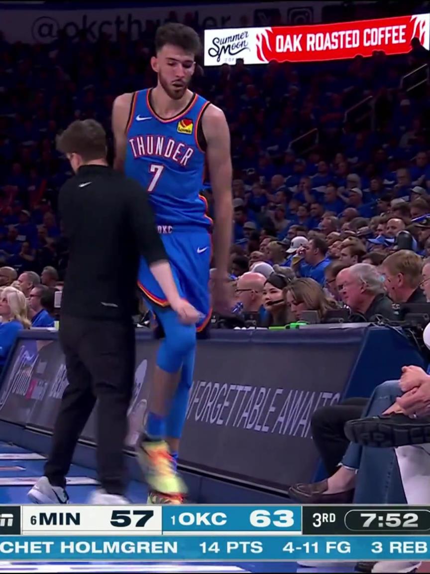 看上去就像個溫柔好人！霍姆格倫場邊彎腰撿起球迷掉落的物品