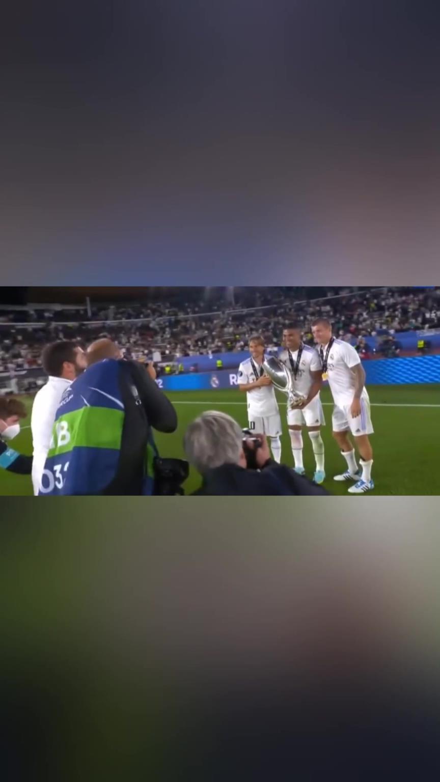 締造五歐冠偉業(yè)！當(dāng)年皇馬奪的歐冠典禮中場合影！