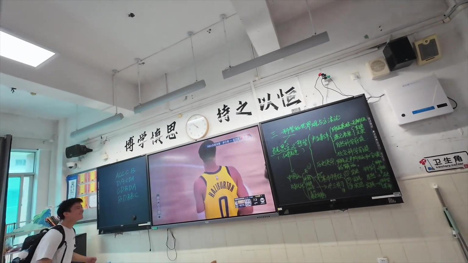 瞬間沸騰瘋狂蹦跳！當學校學生一幫人偷偷看球賽見證哈利伯頓絕平