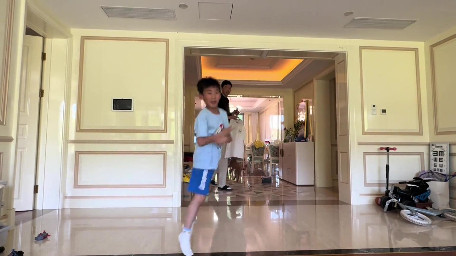 周琦儿子兴奋跳舞 周琦手持衣服入镜快比门框高了