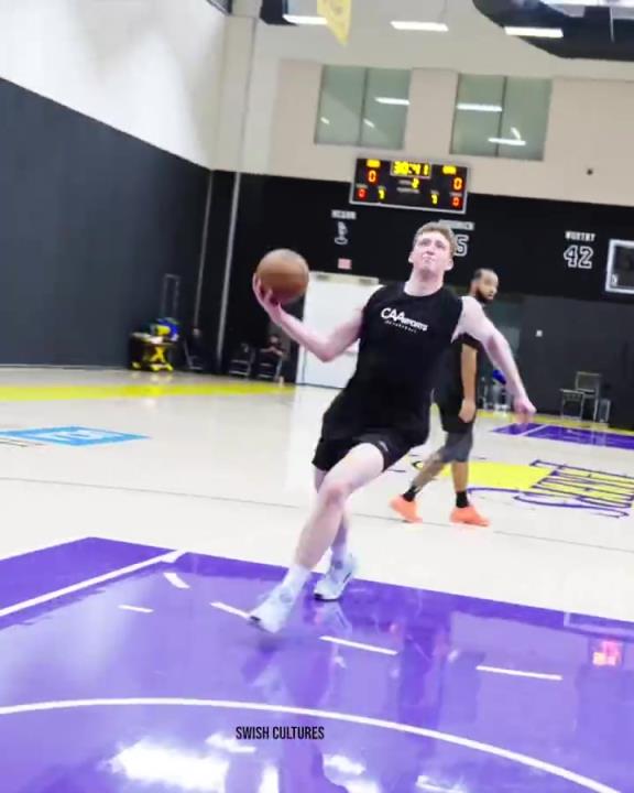 老詹現(xiàn)場(chǎng)觀看！湖人試訓(xùn)中鋒丹尼-沃爾夫，這靜態(tài)和投籃真不錯(cuò)啊