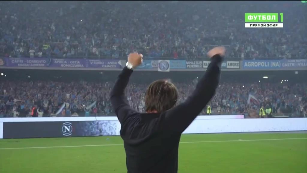 率領那不勒斯奪冠!孔蒂振臂同球迷慶祝!