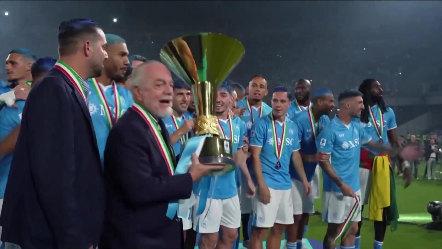 隊長還沒出場呢!德佬捧杯提前慶祝!被球員提醒隊長還沒來!