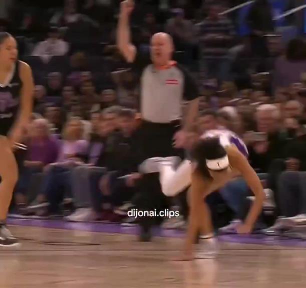 女生打起架來也是非常狠！現(xiàn)在的WNBA，沖突爭議鏡頭越來越多