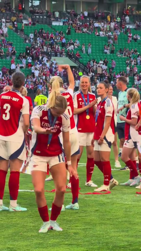 還記得移動的耐克標(biāo)志嘛凱莉賽后與隊友激情慶祝~