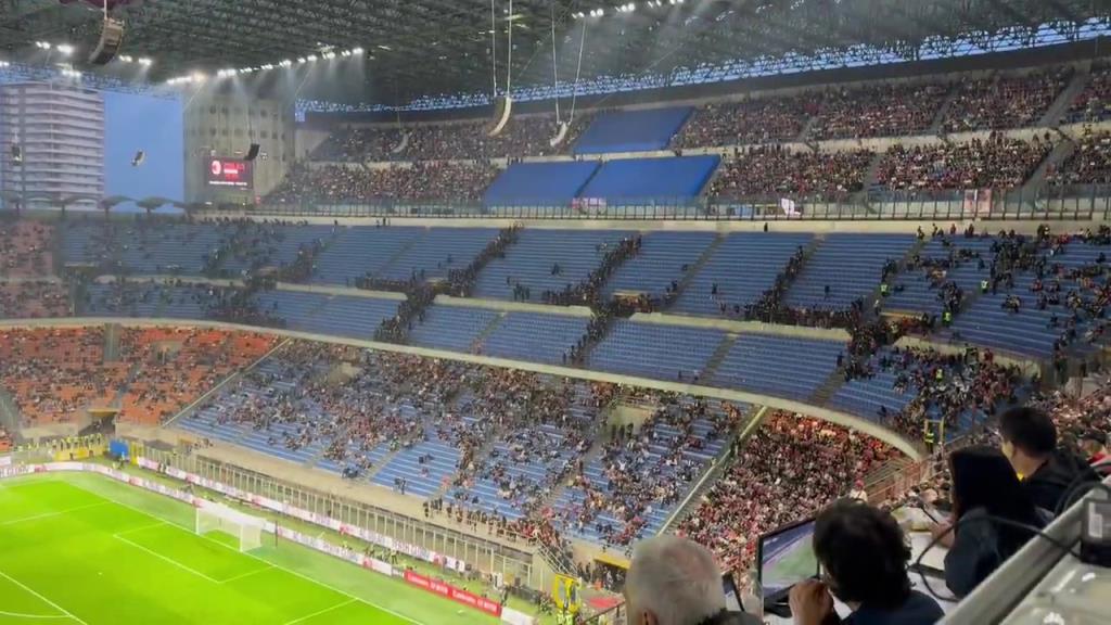 強烈抗議！米蘭南看臺球迷比賽開始15分鐘后幾乎全部離場！