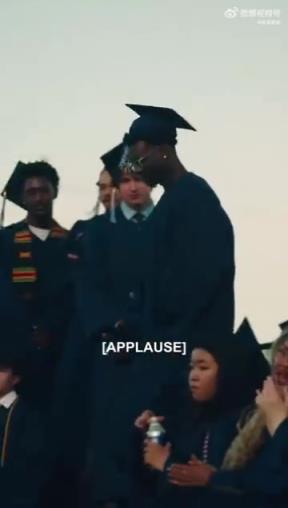 這位家長請你克制!詹姆斯在布萊斯的高中畢業典禮上,大喊“gigigi”