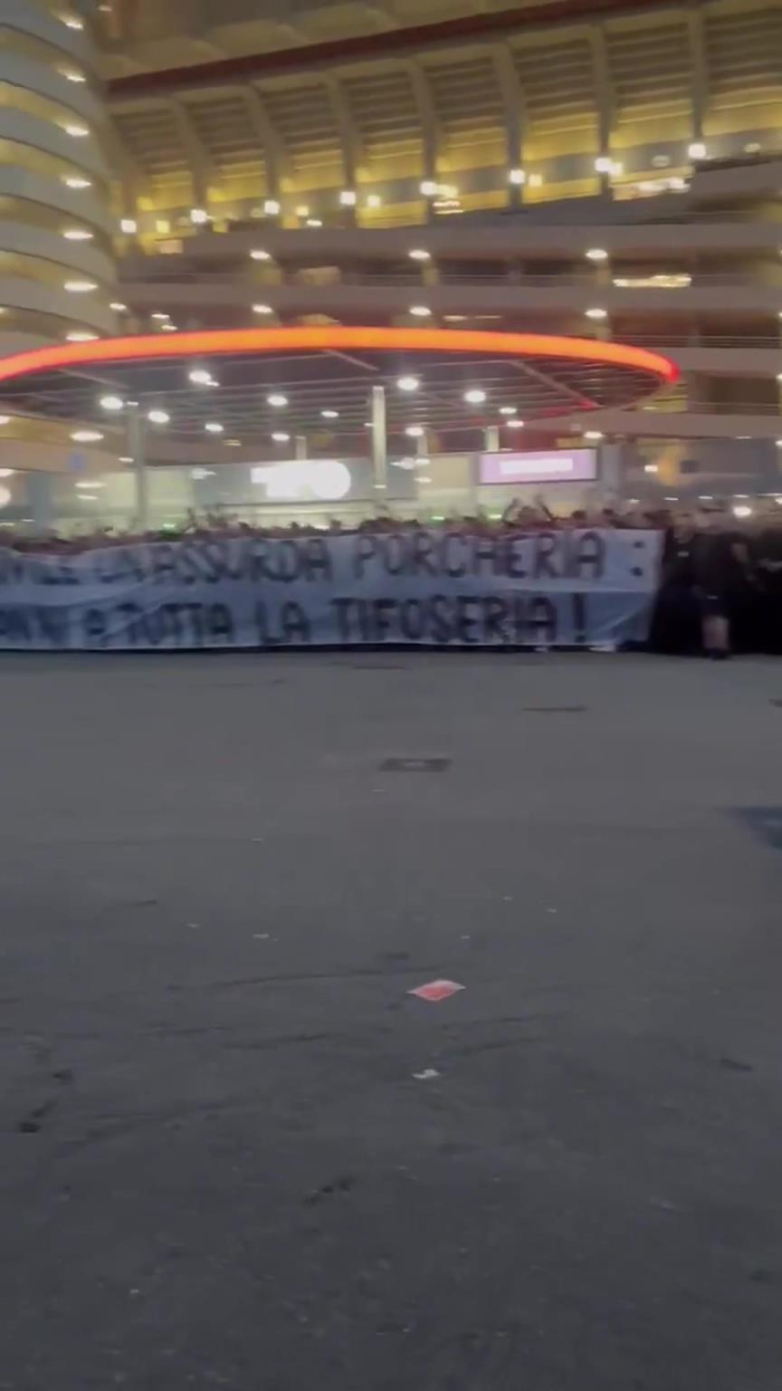 米蘭球迷繼續在圣西羅球場外抗議！