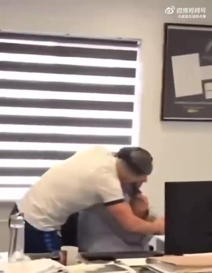 因左腳先進門被辭退!熱刺球迷穿球衣上班給曼聯老板驚喜