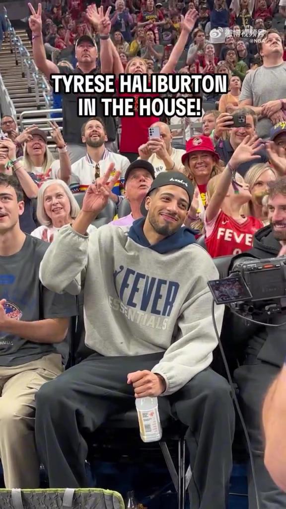 忙里偷閑！東決2-0領先的哈利伯頓現場觀戰狂熱隊比賽