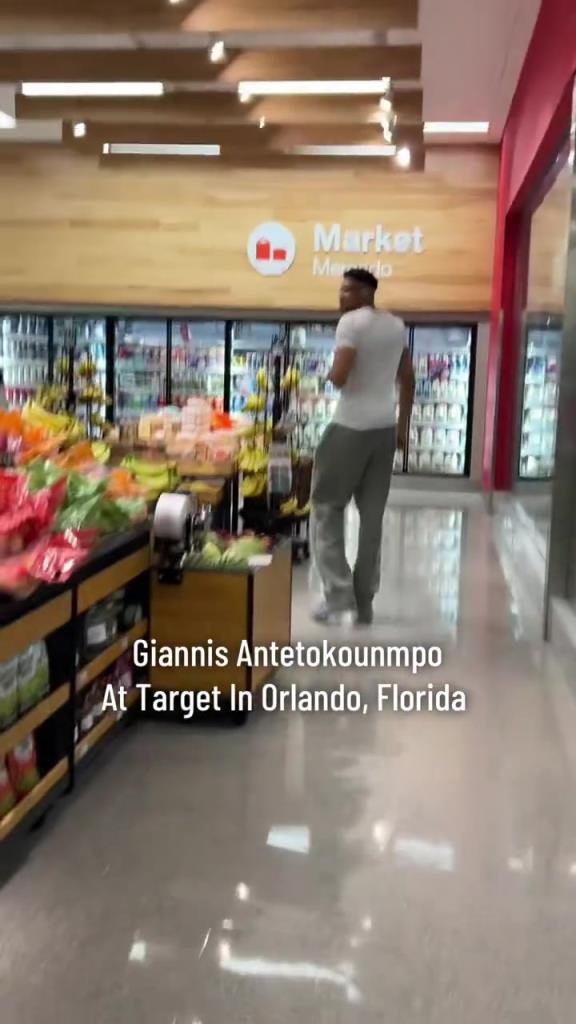 字母哥空降超市，這寬肩窄腰大長腿，簡直人類理想身材