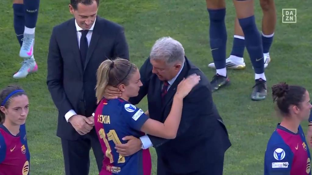 巴薩女足夢碎歐冠決賽后，拉波爾塔淚流滿面擁抱女足球員們