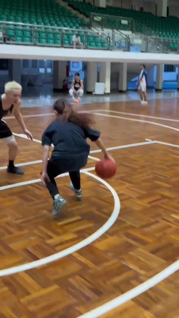 女版歐文？雖然男的放水了但是這個(gè)女孩子運(yùn)球跳投都不錯(cuò)