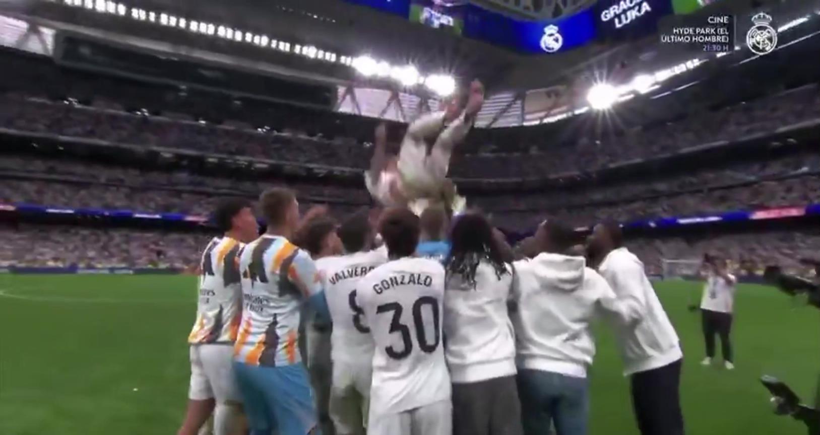 莫德里奇賽后被隊友高高舉起,全場伯納烏球迷跟著歡呼!