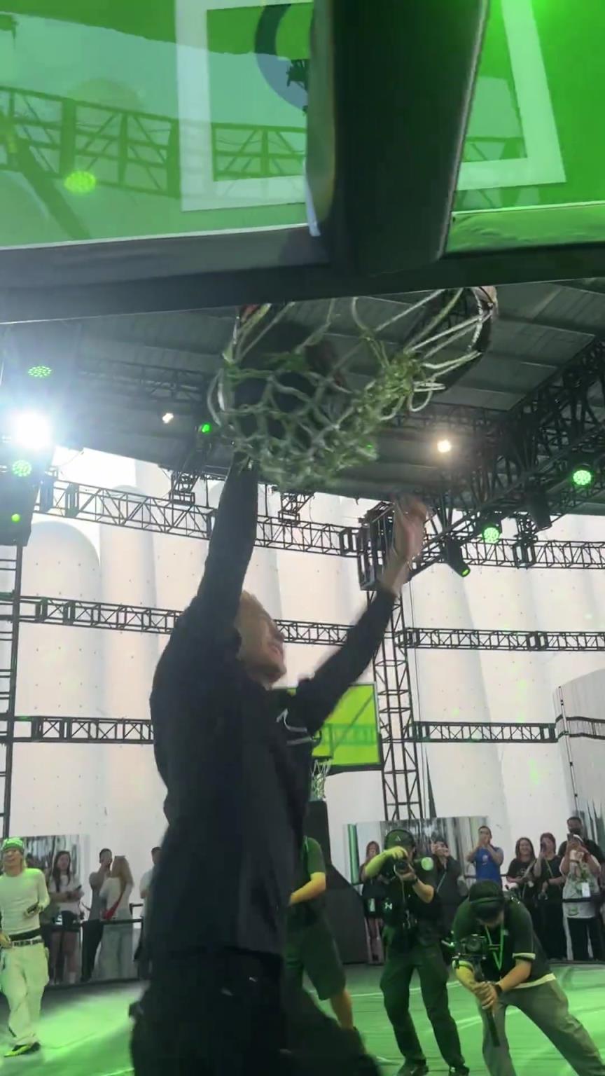 有点东西啊！娱乐明星王嘉尔这扣篮可以看出是会打球的
