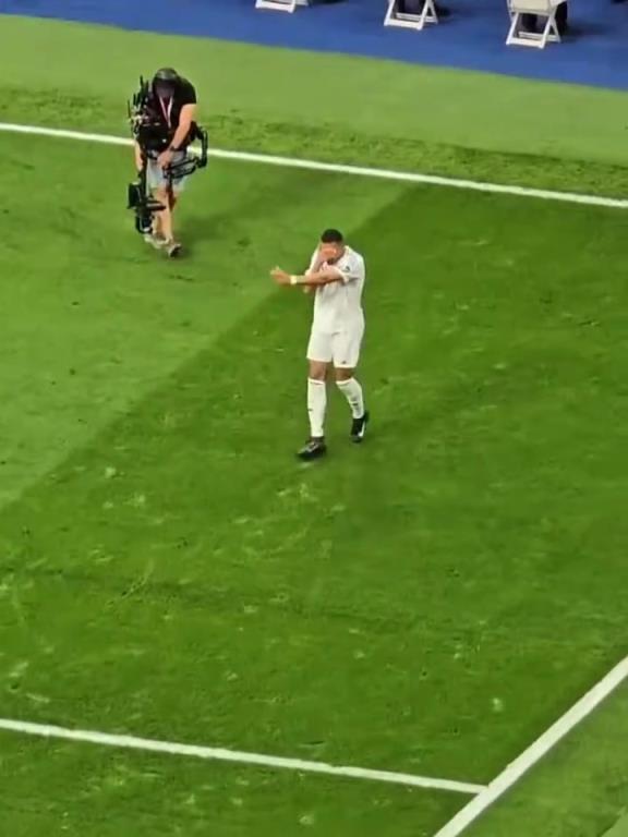 西甲末輪姆巴佩梅開二度斬獲聯賽第31球！登頂歐洲金靴榜首