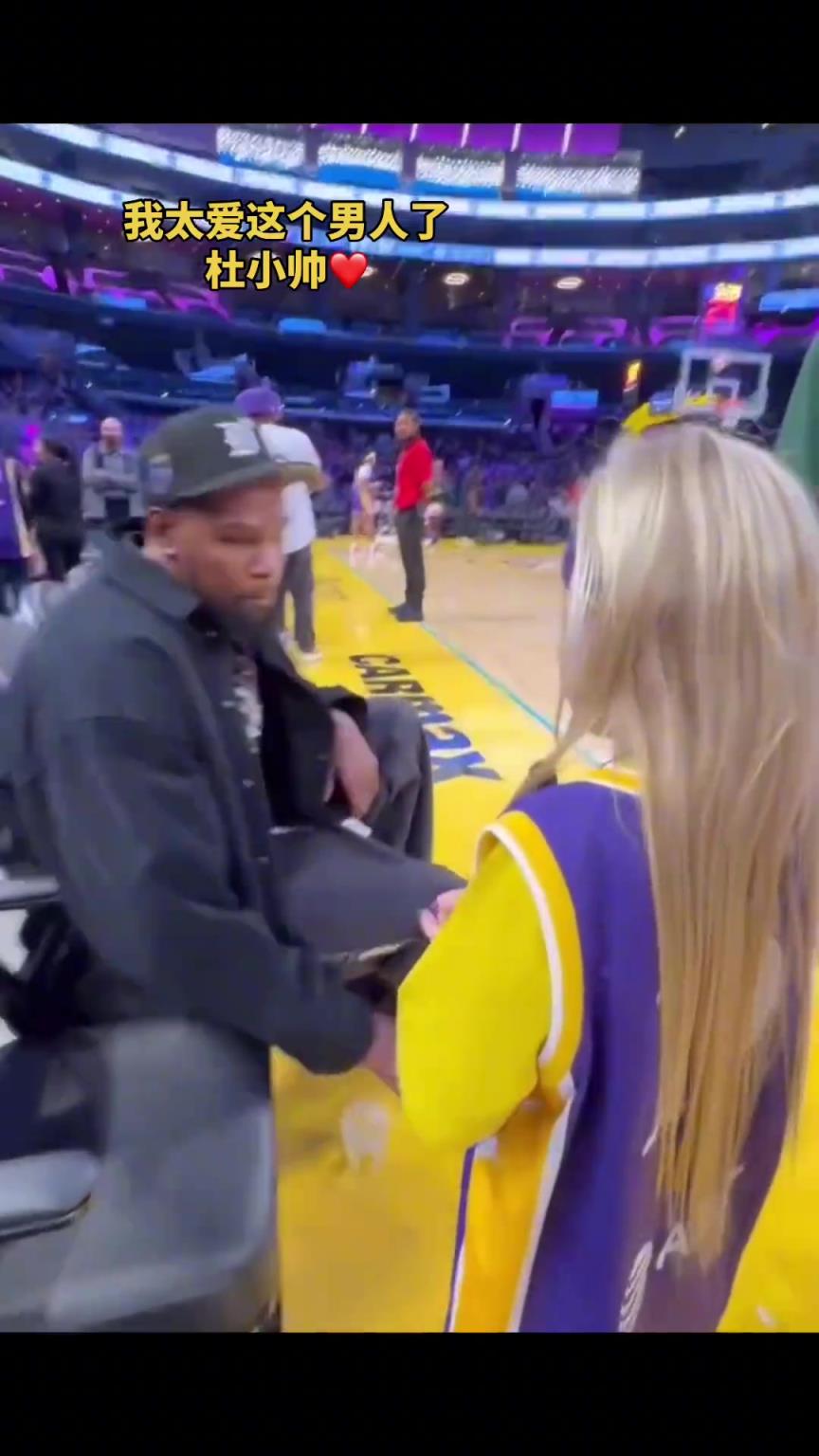 太有愛(ài)了！KD觀看WNBA期間和小球迷玩石頭剪刀布