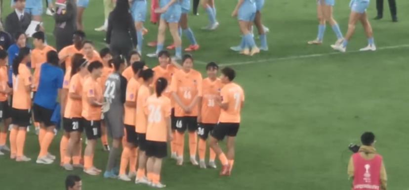 恭喜武漢女足！武漢女足列隊(duì)等頒獎，王霜開心得手舞足蹈
