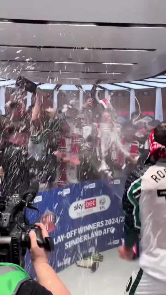 時(shí)隔8年重回英超!桑德蘭社媒發(fā)布視頻,球員更衣室內(nèi)瘋狂慶祝