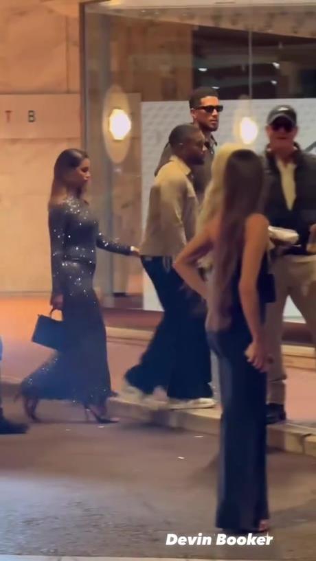 和詹娜比怎么樣?布克被拍到和新女友一起逛街