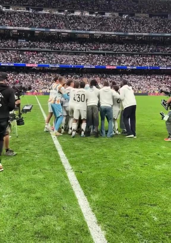 淚目！皇馬球員將莫德里奇和安帥高高拋起！