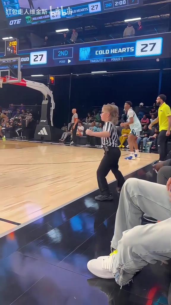 一看就挺公正！這是不是籃球歷史上年齡最小的裁判？