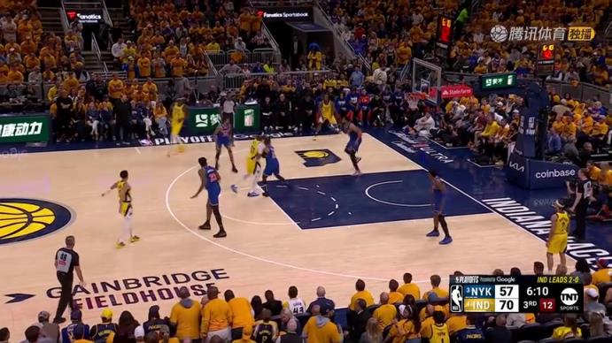 千萬別有事啊!內史密斯落地不慎踩到布倫森崴腳被攙扶下場