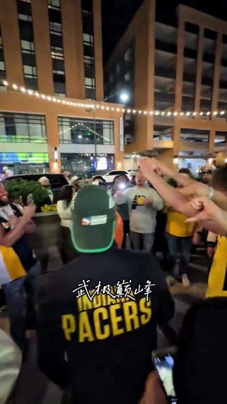 結果被逆轉了！步行者球迷圍著尼克斯球迷做掃地動作 寓意橫掃